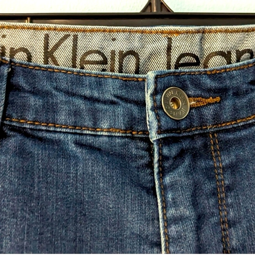 Calvin Klein jeans Shape. Boot Cut. Medium wash. Relaxed fit. 5 pocket